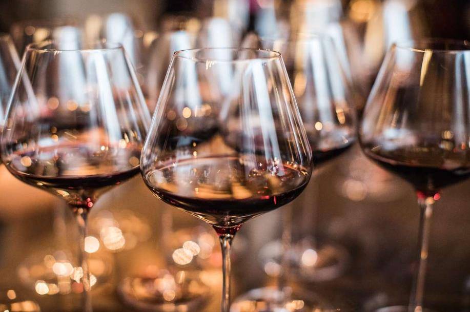 参加晚宴的每个人都喝葡萄酒,不过华盛顿经常喝啤酒.