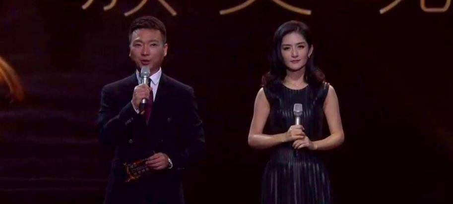 原创当康辉和谢娜同台一起主持颁奖典礼时他无奈地说我和谢娜沟通不来