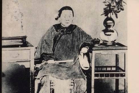 这个不裹脚的大脚女人去世后官员们沿途跪拜因为她儿子很厉害