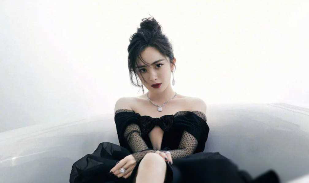 她的维密代言美照展现了她妩媚动人的一面,让人叹为观止.