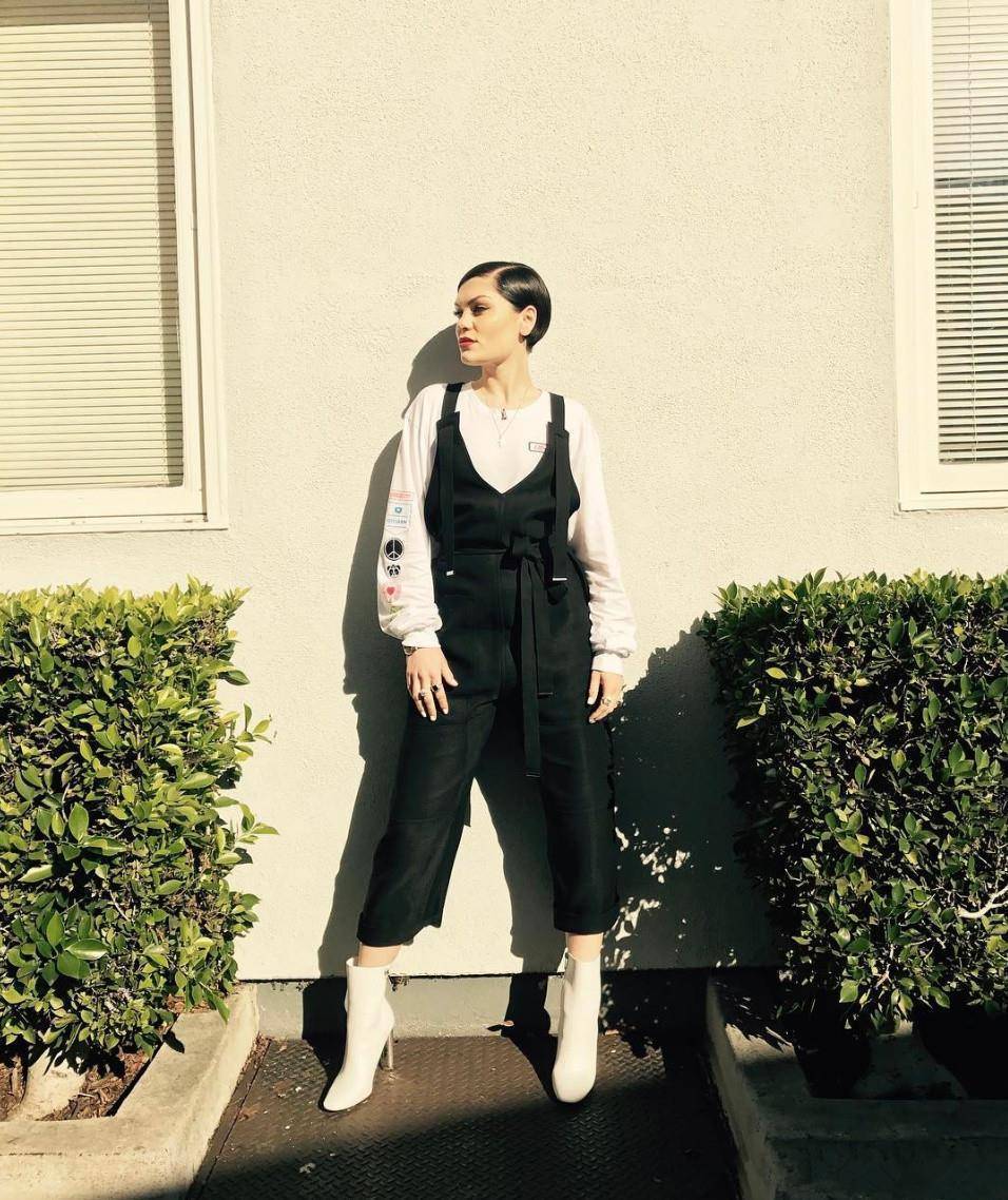 她本人也是巨人身高,特别是《歌手》里面和李玟以及kz合作的《bang