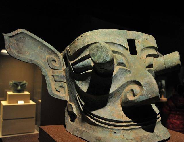 考古工作者在三星堆遗址新发现6座三星堆文化"祭祀坑",现已出土金面具