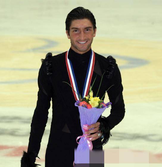 34岁花滑王子攀上70岁华裔富婆恋爱7年说累了却又娶泰国名媛