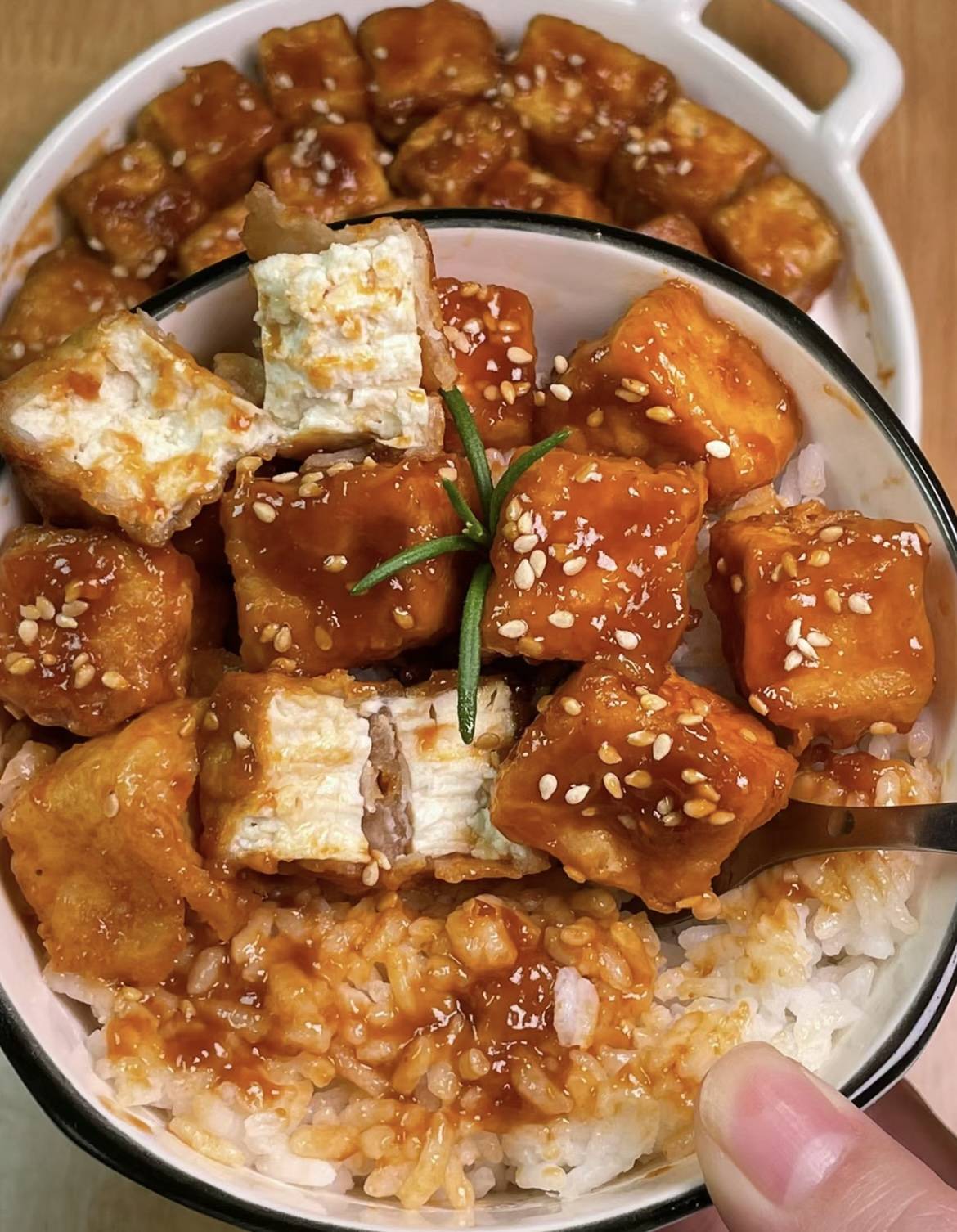 糖醋脆皮豆腐【配料】老豆腐 450 克小葱 1 根熟芝麻适量