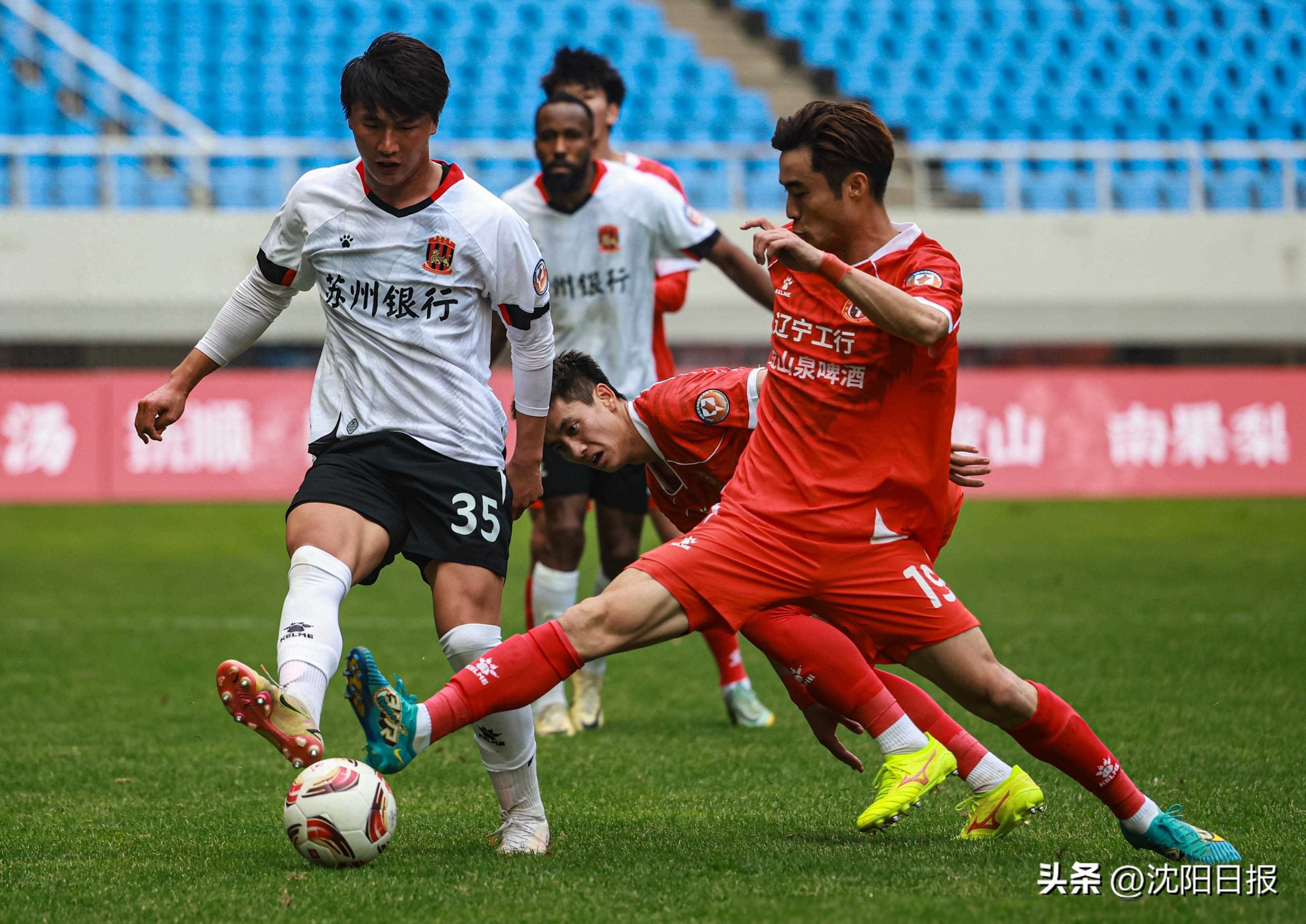 4月6日的"一城双赛"是沈阳奥体中心和辽宁体育馆首次在同一天举办全国