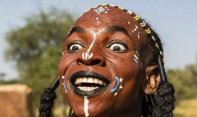 非洲一妻多夫部落男人浓妆艳抹一口白牙炫舞技向女性求爱