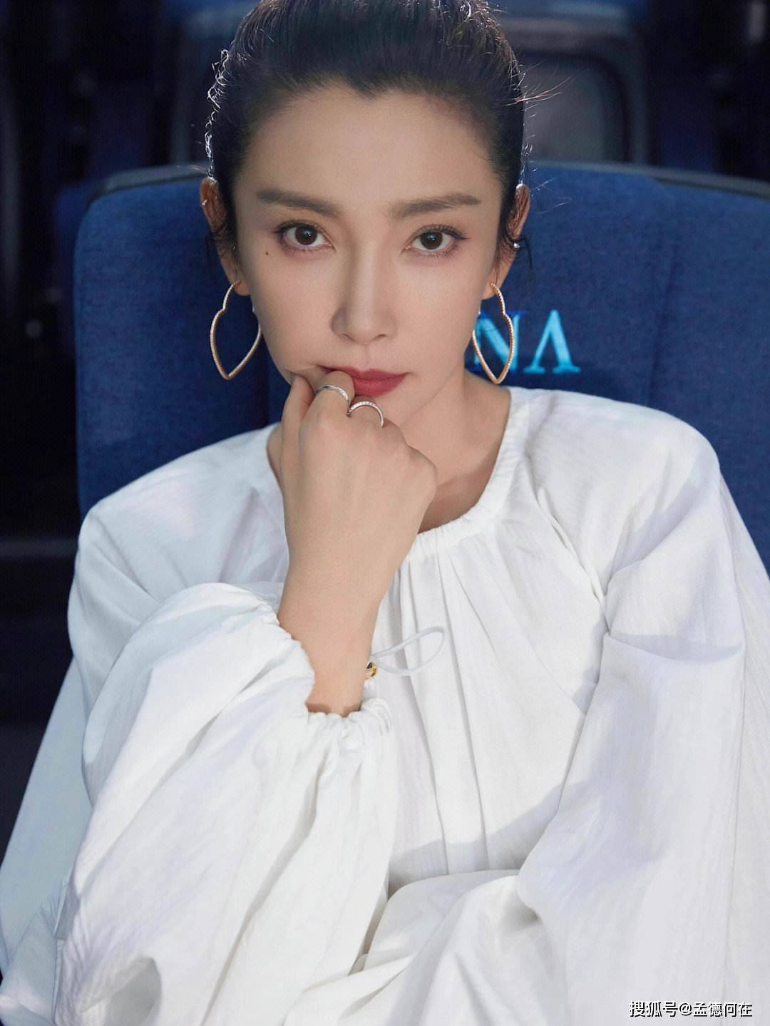 这谁能顶得住呢51岁李冰冰尤物身材真叫人窒息啊