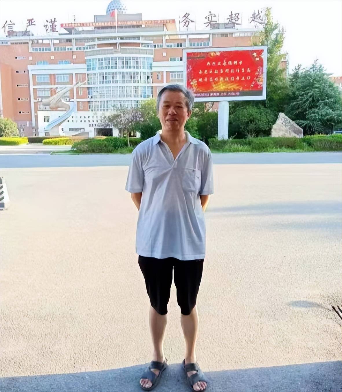 刘一汉,号城谿先生,江西丰城人,一九四八年生,大学本科毕业,中学高级