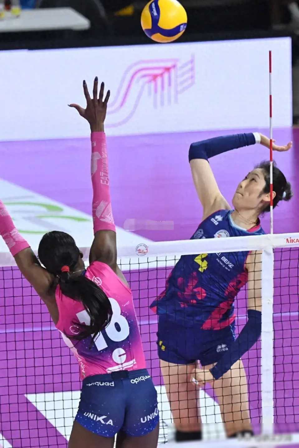 朱婷13分对轰斯坎首回合横扫米兰,安娃19分艾格努17分并列得分王_坎迪