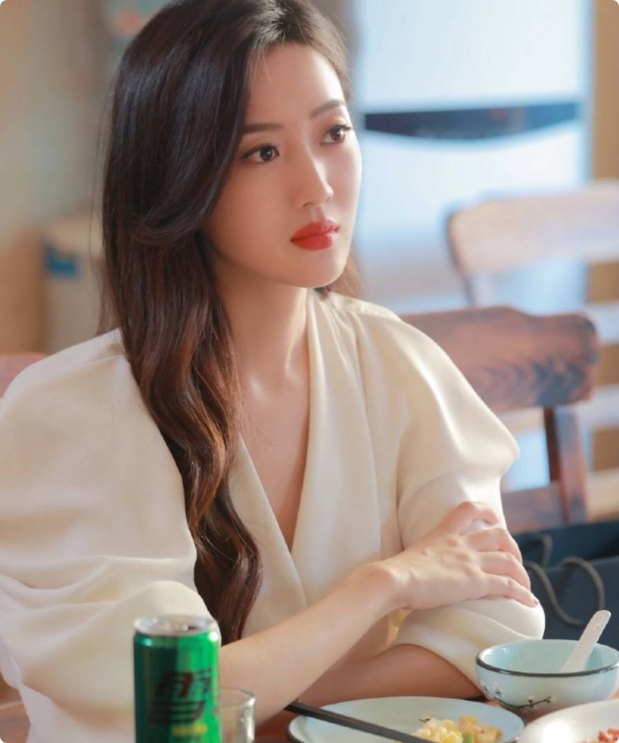 不仅如此,王梓薇本身的条件是典型瘦而不柴的类型,乍一看,她四肢纤细