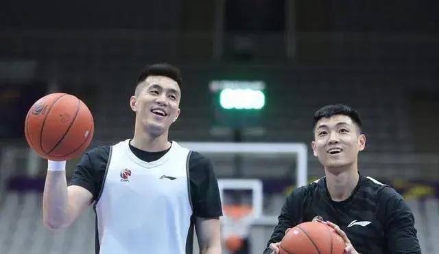 原创高诗岩求婚成功引关注郭艾伦成焦点辽宁男篮季后赛前景引热议