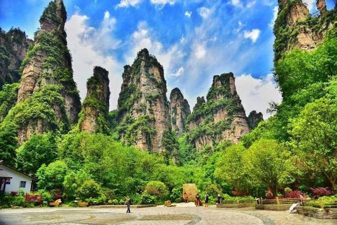 张家界天门山凤凰古城芙蓉镇旅游四天价格980元一人3分钟看完至少省钱