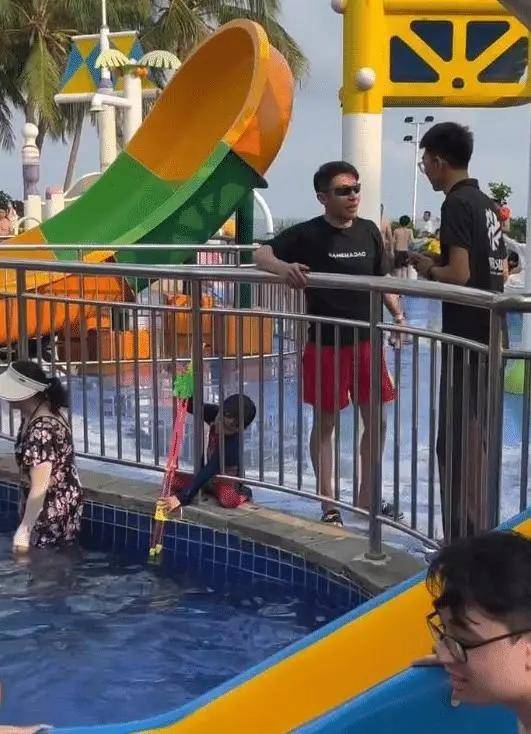 撒贝宁一家四口三亚游,撒贝宁穿时尚潮牌,李白穿泳装好白皙