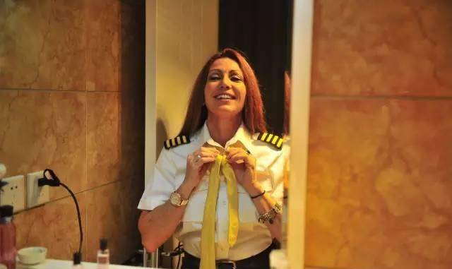 金贝丽美国王牌飞行员却成中国首位美籍女机长她经历了什么