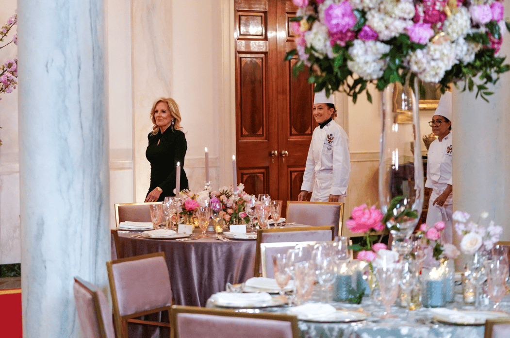 60岁日本夫人访美第二天穿宝石蓝礼服裙出席国宴尽显高贵典雅