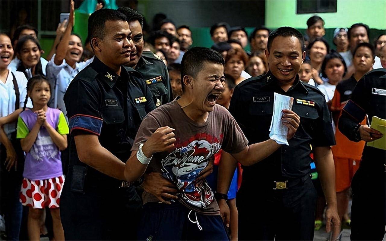 因为国家规定,每个到达服兵役年龄的泰国男性都必须要进行登记,自愿