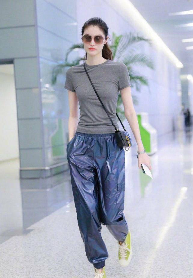 原创何穗晒屏保式美照绿开衫清新花园美成画抚摸长发魅力又撩人