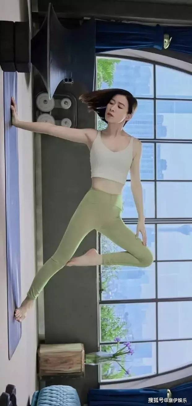 佘诗曼48岁仍练瑜伽,身姿窈窕引人羡,自律生活显魅力_健身_身材_管理
