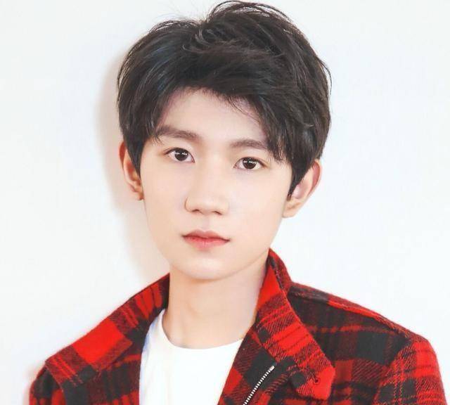 王俊凯,易烊千玺,王源回看tfboys的成名路与小虎队很相似,都是三个人