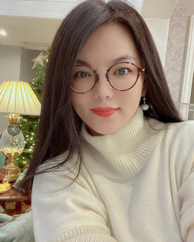 原创李湘晒照有心机王诗龄戴口罩豪宅外骑自行车三层小别墅太亮眼