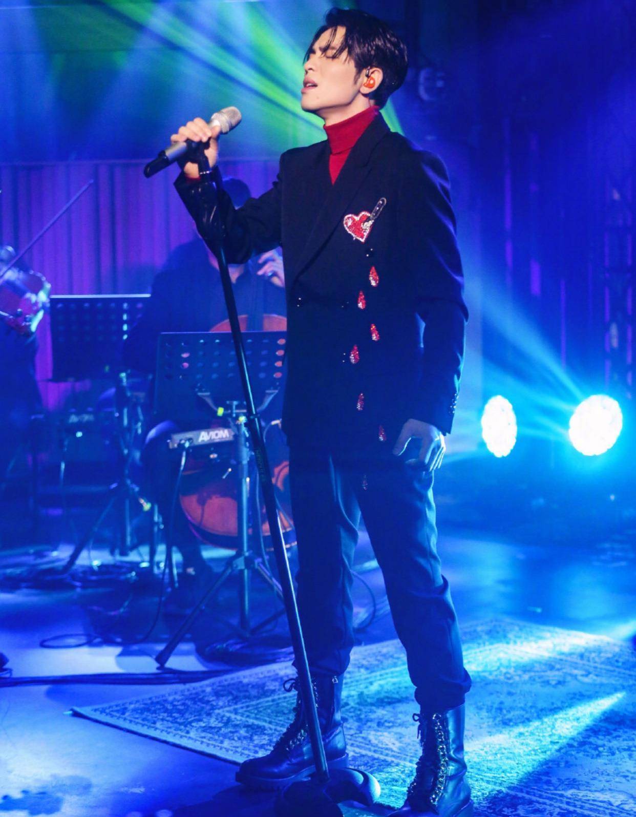 歌手预告照来袭华晨宇挑战裙裤酷炫黄霄云花朵纱裙优雅