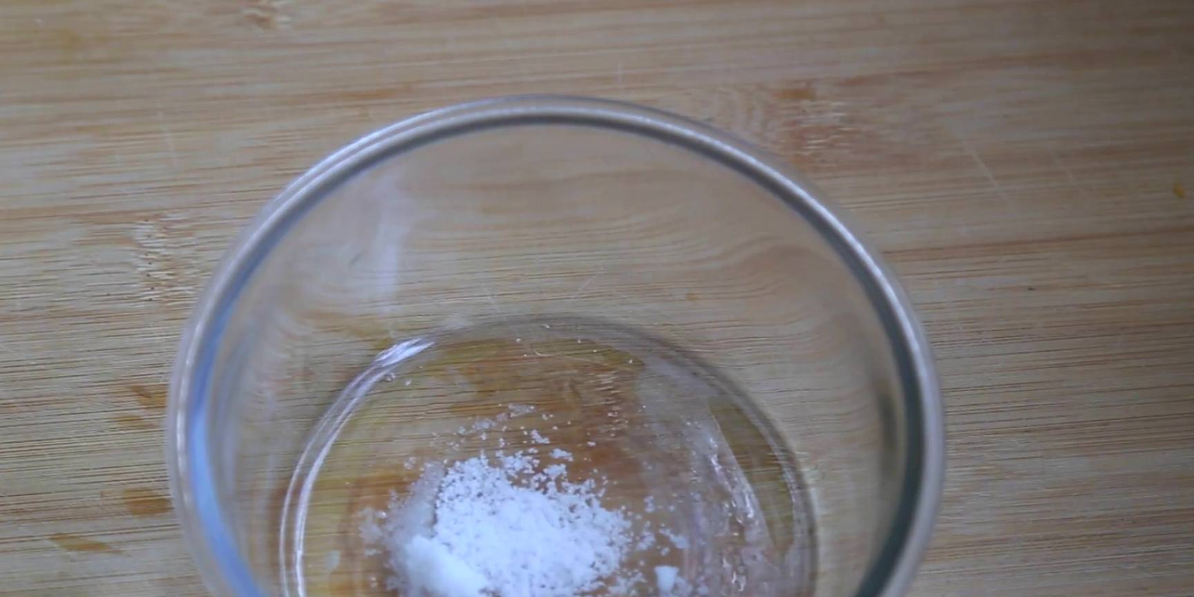 放入容器里均匀搅匀130毫升水半勺糖半勺盐