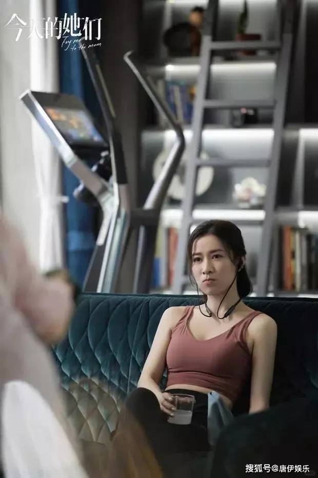 佘诗曼48岁仍练瑜伽,身姿窈窕引人羡,自律生活显魅力_健身_身材_管理