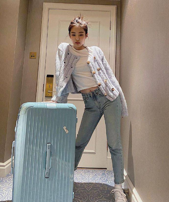 "人间香奈儿"jennie爆近照,针织衫配皮裤,真不是一般人能驾驭