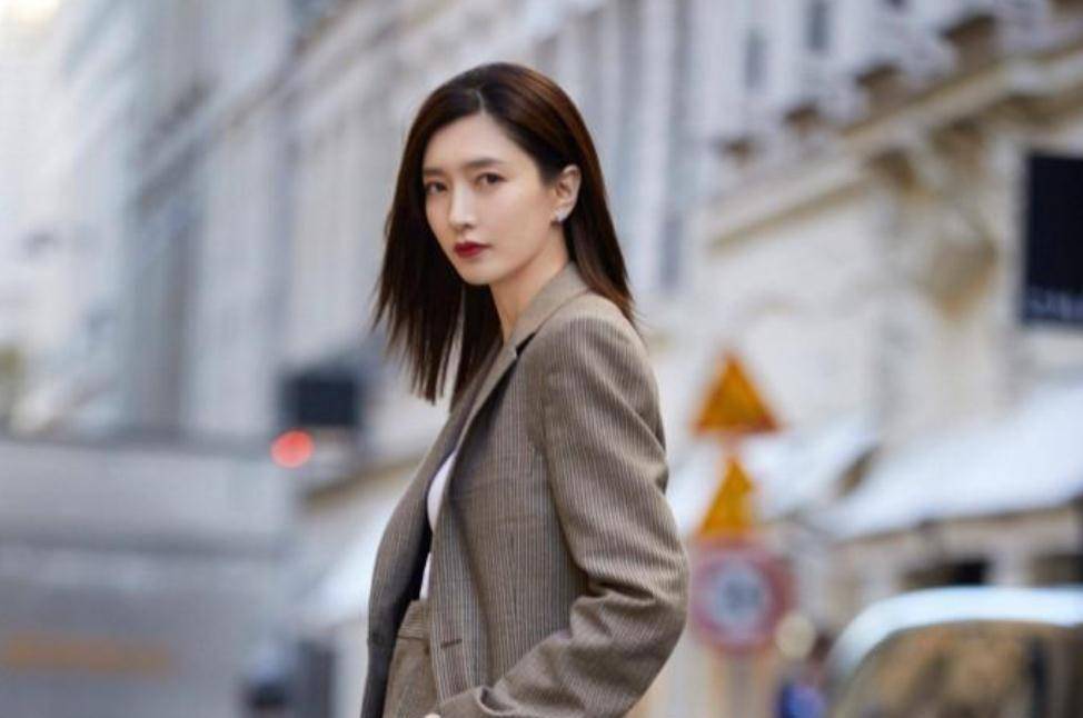 辣目洋子如此可爱有趣的姑娘对另一半的要求自然也颇高,此前郭德纲在