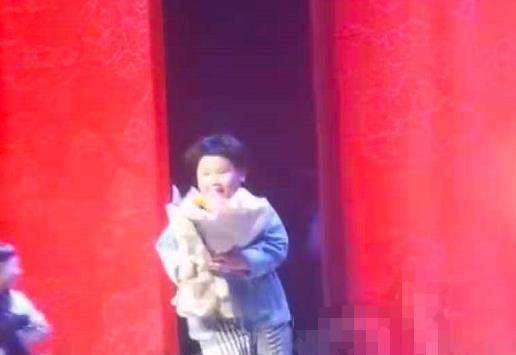 德云社众人为郭德纲老婆庆生,王惠携6岁儿子坐c位,张云雷再缺席_安迪