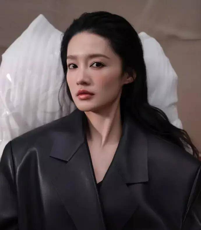 李沁演技派女神气质清丽又不失内涵