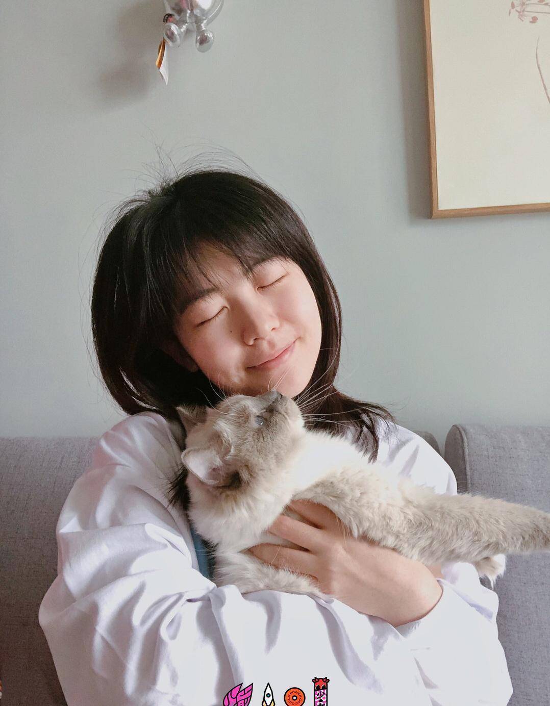 原创火箭少女女王节晒照杨超越睡衣软萌可爱sunnee素颜意外抢镜