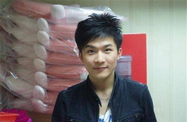 原创32岁正值事业巅峰却跳楼身亡电视最帅男主播边策怎么了