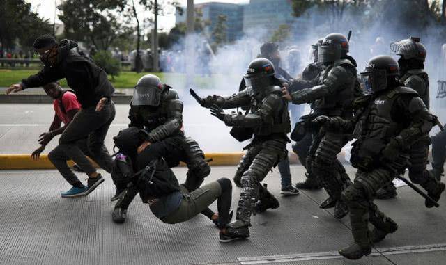 因为美国发动的石油制裁,伊朗财政收入减少,于是就只能提高国内石油的