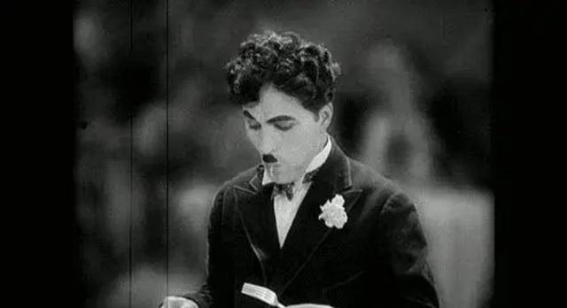 卓别林父亲去世母亲患精神病被美国驱逐20年却成为喜剧大师