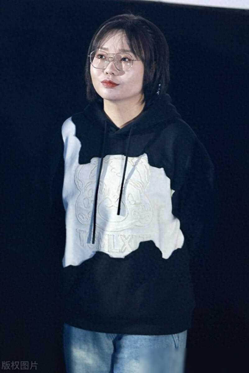 女网红有颗做老板的心28岁的普通女孩李雪琴,没有金钱,背景或人脉,在