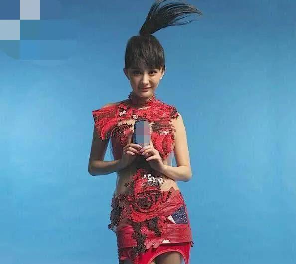 小编最近在看新闻的时候,突然看到了杨幂十年前的照片,这不看不知道