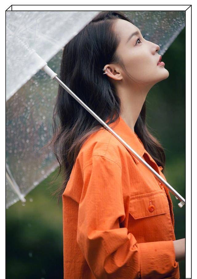 李沁分享独家雨中摄影技巧,这样穿搭超a_雨伞_照片_雨滴