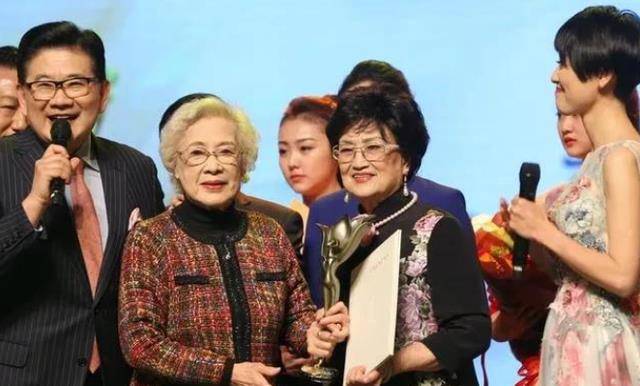 100岁秦怡在病房过生日坐轮椅戴丝巾略显憔悴尝遍人间疾苦