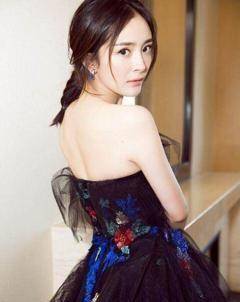 当女星展现美背杀,杨幂楚楚可怜,赵丽颖甜美知性,冯提莫太撩人_露背装