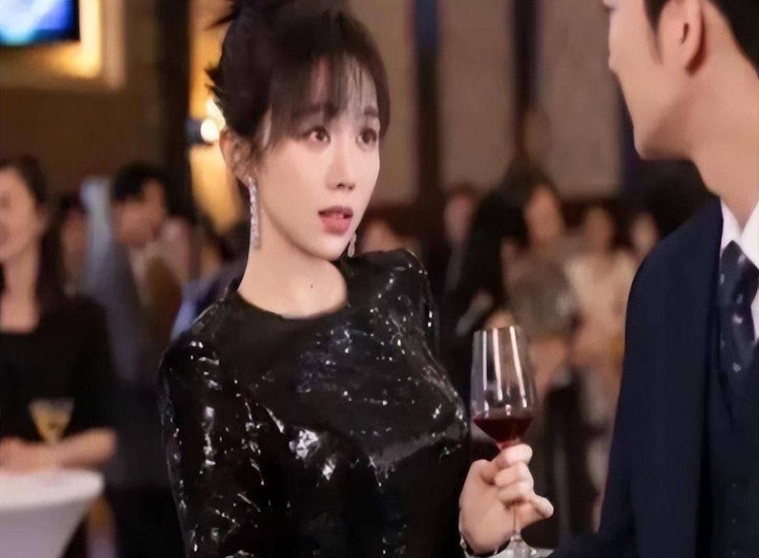 姜妍身形火辣到极点连最大号泳装也招架不住连林志玲都羡慕