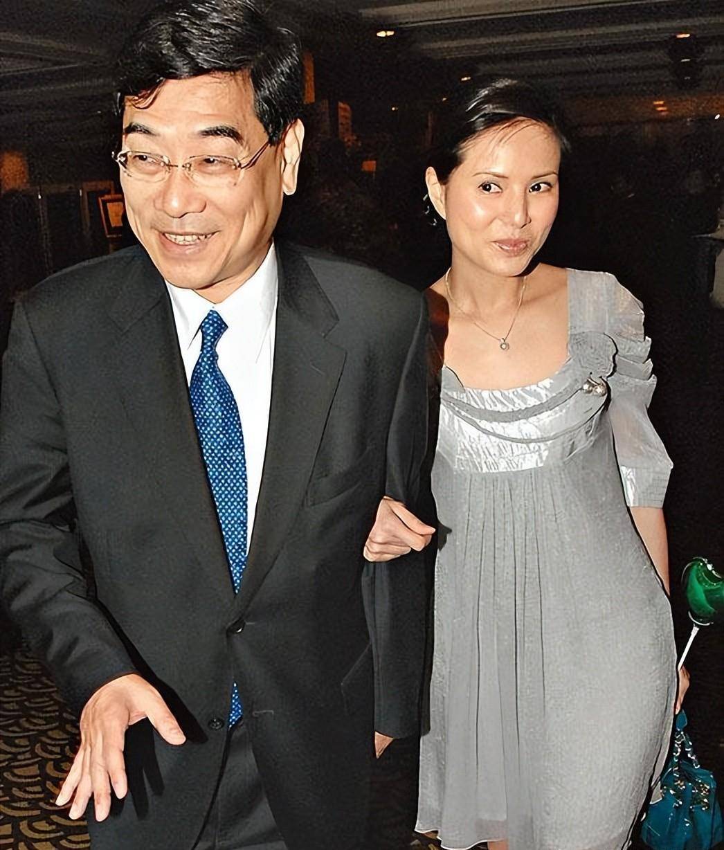 原创内防咸猪手外躲富商搂内娱的乱象超出想象多少女孩代价惨痛