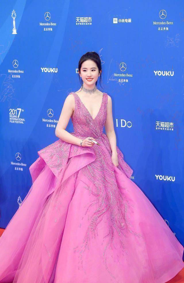 原创当刘亦菲穿上紫色高定礼服此女只应天上有人间难得几回见