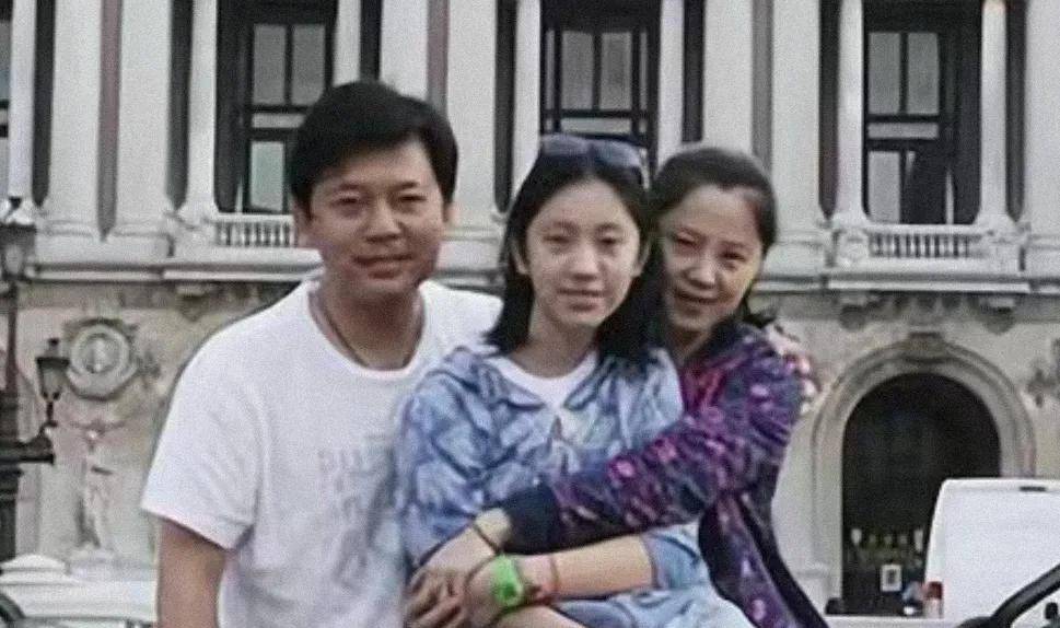 何政军在演艺圈也从没有任何绯闻,女儿也渐渐长大,和范雨结婚30多年