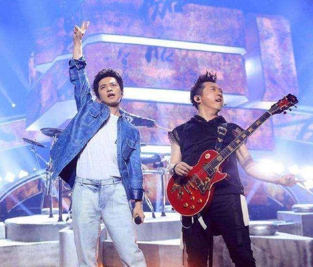 原创到底是谁能离开评委位置谢霆锋和庾澄庆吗网友有话说