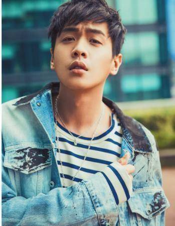 张若昀变得多愁善感,眼里有一种与年龄不相称的忧郁.