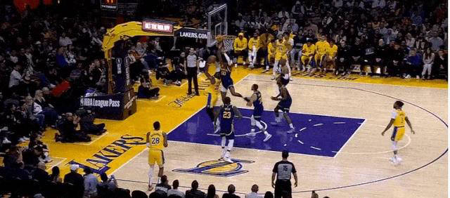 nba战火再燃:库里嘲讽詹姆斯走步,球迷疯传