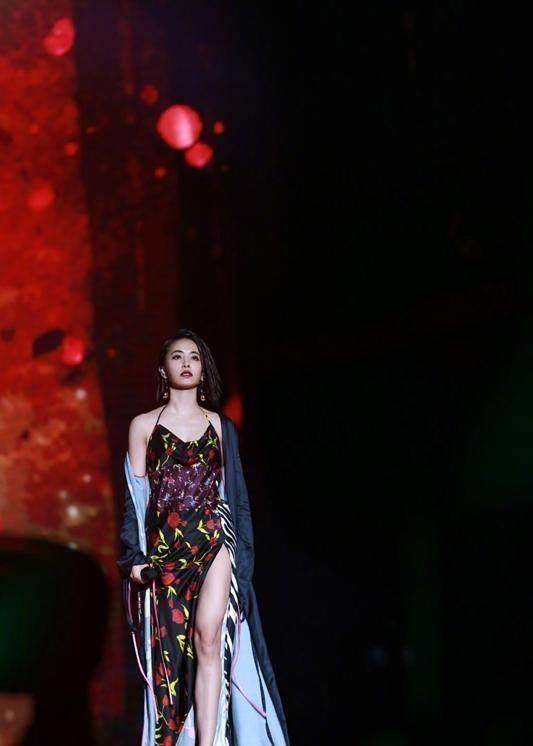 原创冬日演唱会31岁蔡依林穿高开叉长裙36岁ella穿毛衣冻得流鼻涕