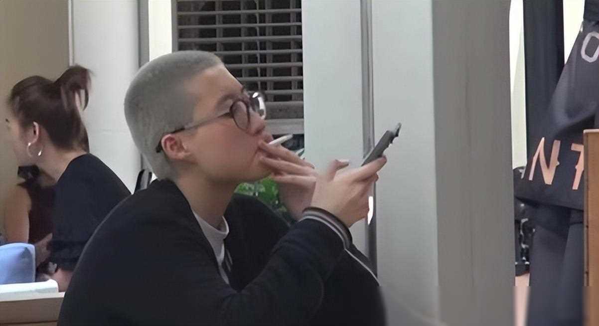 吴卓林外貌不雅镜头曝光:国外街头抽烟染发剪寸头_and