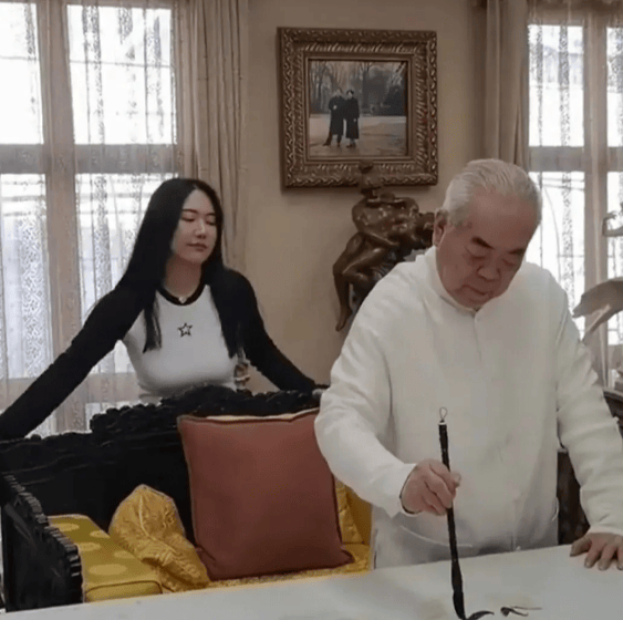 著名书画家86岁范曾4婚,妻子徐萌36,小他50岁,曾因好身材出圈